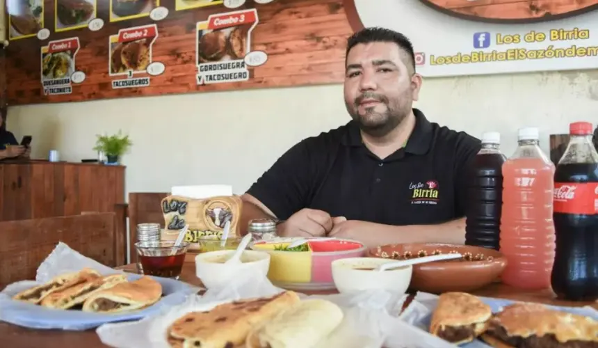 José de Jesús prepara la birria con la sazón de su suegra