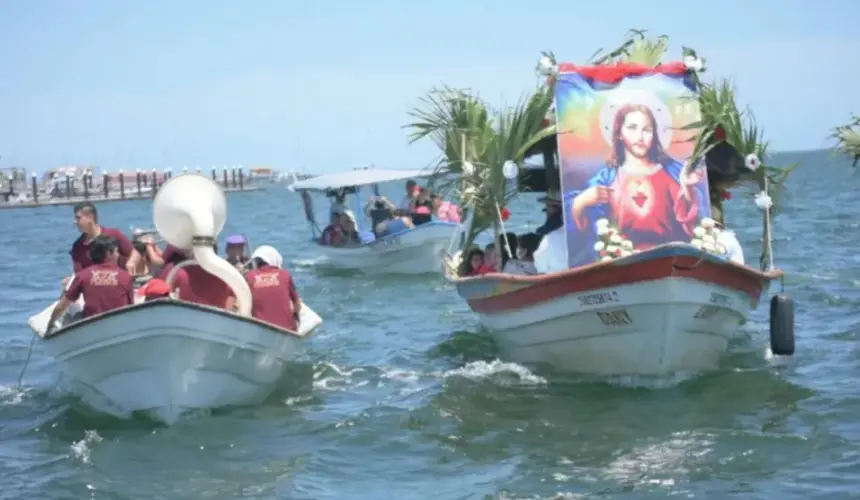 Espectacular peregrinación en el mar en honor al Sagrado Corazón de Jesús en Altata. Fotos: Lino Ceballo