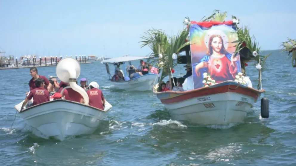 Espectacular peregrinación en el mar en honor al Sagrado Corazón de Jesús en Altata. Fotos: Lino Ceballo