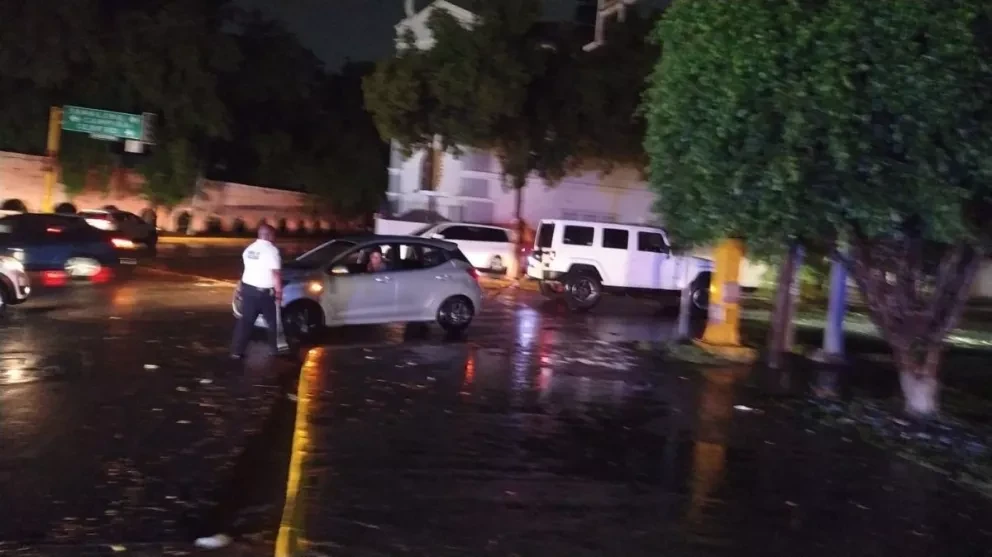 Cruceros peligrosos en época de lluvias en Culiacán. Fotos: SSPyTM