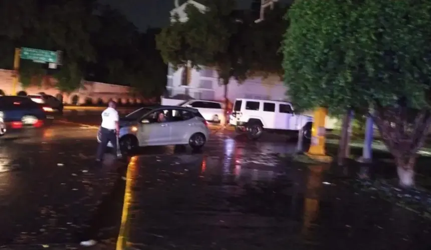 Cruceros peligrosos en época de lluvias en Culiacán. Fotos: SSPyTM 