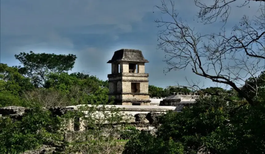 La cubierta del Palacio de Palenque estuvo pintada en color rojo, confirman restauradores. Fotos Mauricio Marat INAH