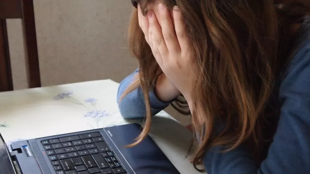 La reacción de una mamá que su hijo le hacía bullying a una compañera de escuela.