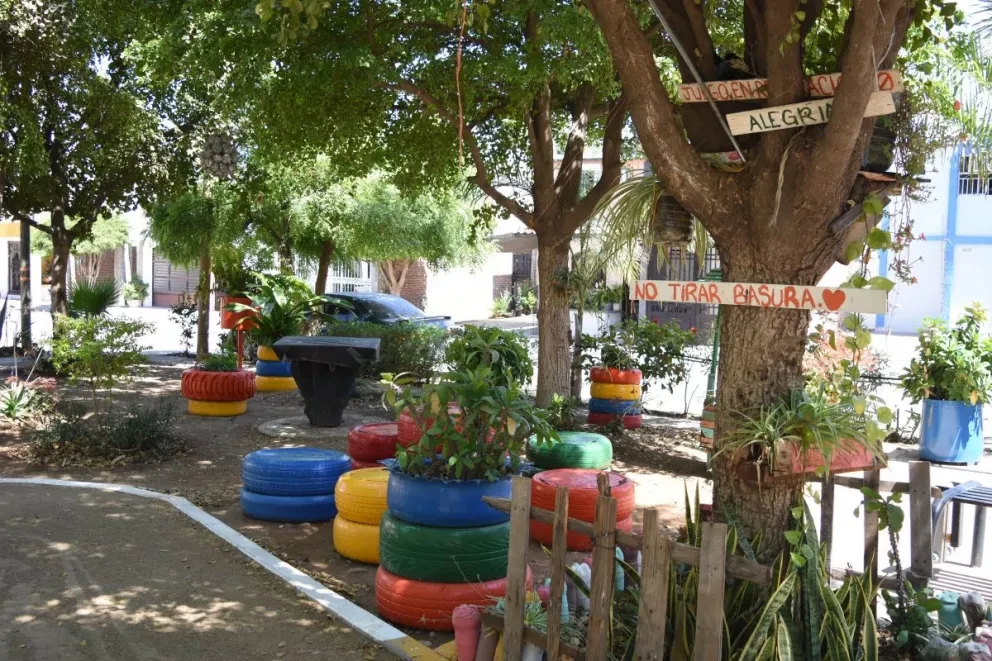 Con material reciclado brindan diversión a los niños de El Camino