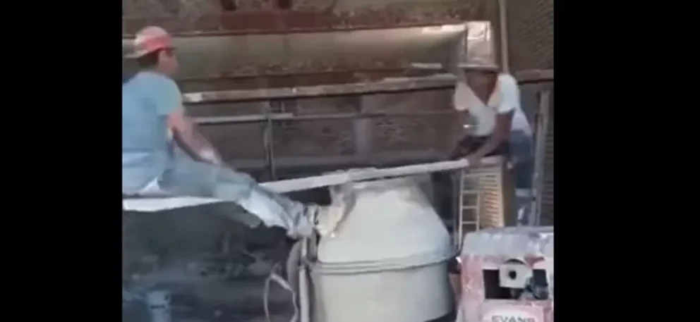 Ríe a carcajadas con las ocurrencias de dos albañiles.