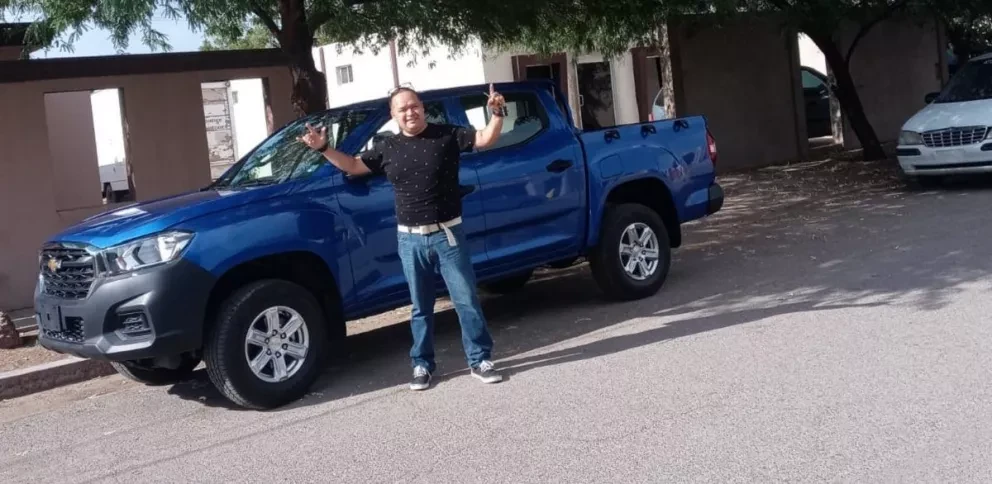 Christian Nodal cumple la promesa de niño y le regala un carro a su maestro de la niñez
