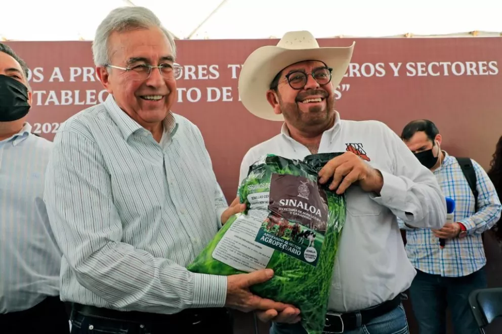 Entrega Rocha semilla de pasto y sorgo para productores temporaleros de Sinaloa