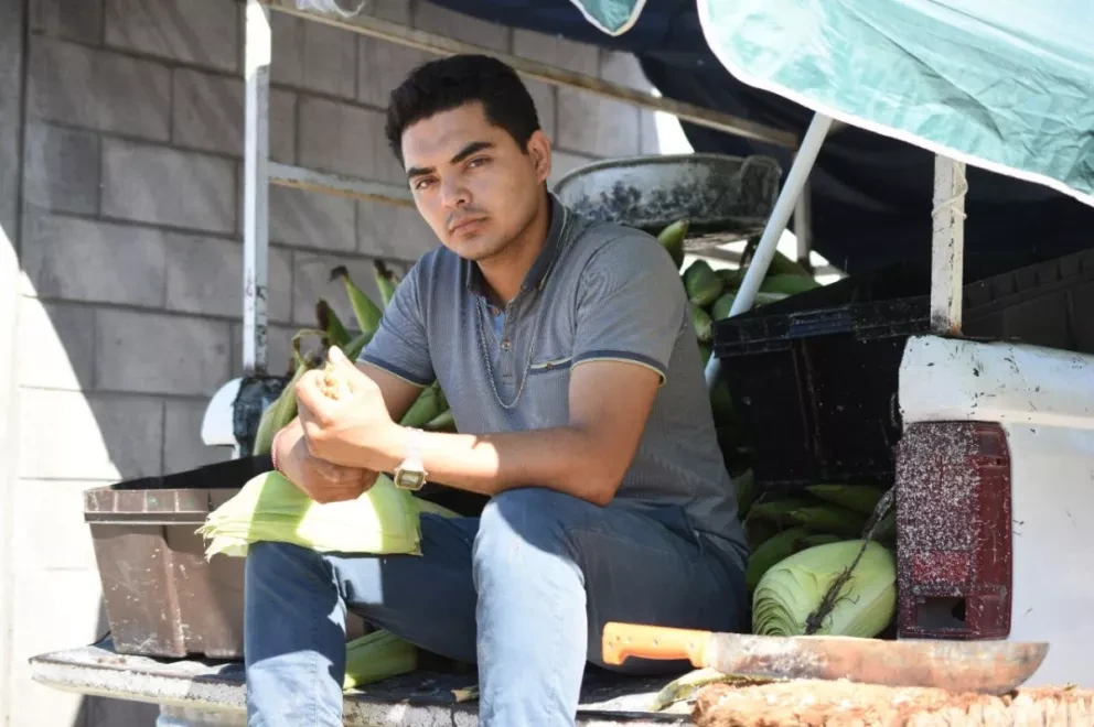 Con su puesto de elote, Ángel tiene una nueva vida lejos de las adiciones