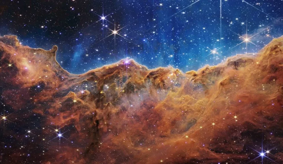 La NASA revela las primeras fotografías del universo invisible del telescopio Webb.