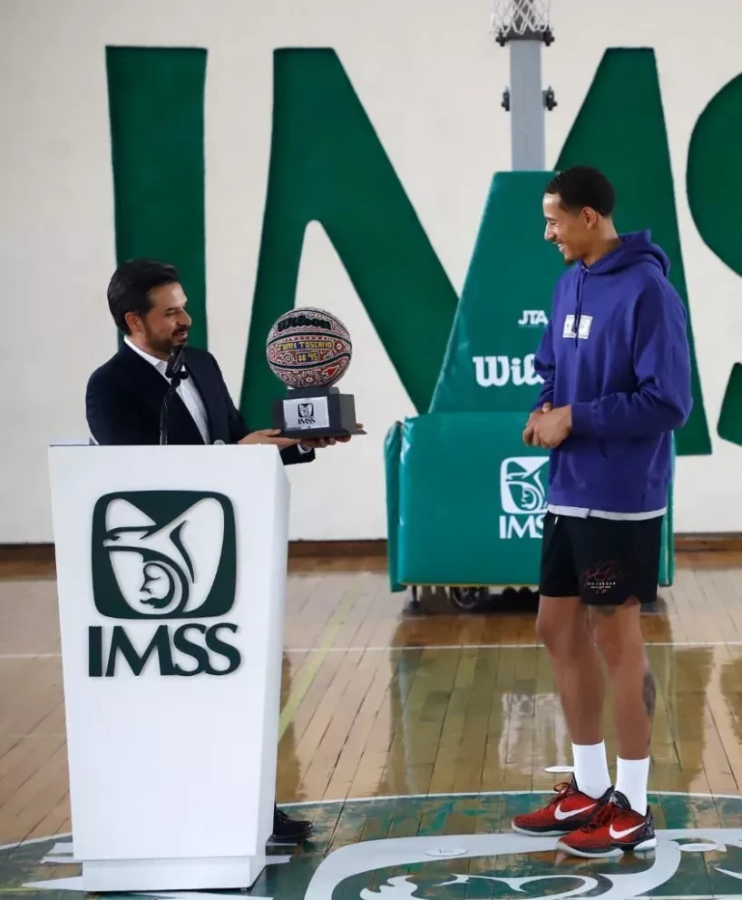 Juan Toscano y Guerreros por México esfuerzos de la primera Clínica de Basquetbol de Alto Rendimiento para impulsar talentos. Fotos: IMSS