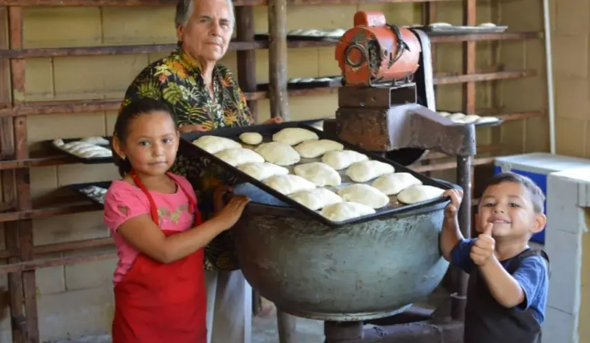 Doña Lolys elabora el pan más sabroso y famoso de Altata, 40 años la respaldan. Fotos Juan Madrigal