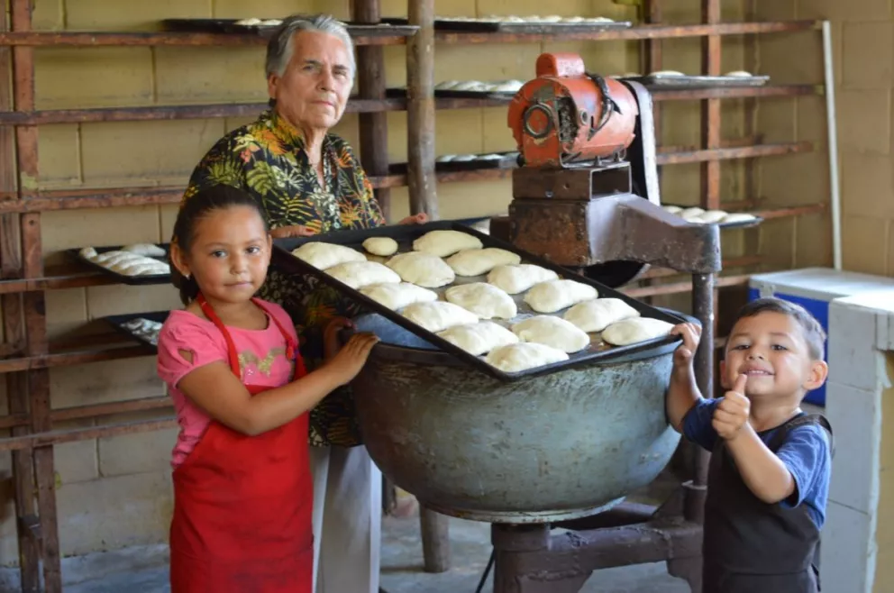Doña Lolys elabora el pan más sabroso y famoso de Altata, 40 años la respaldan. Fotos Juan Madrigal