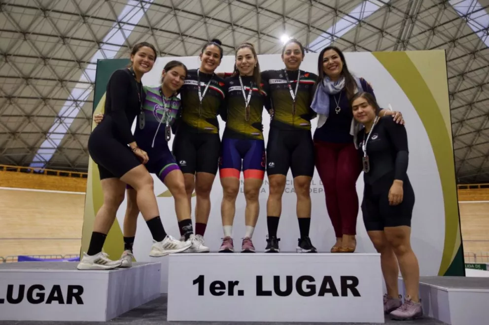 Luz Daniela Gaxiola (centro) y sus compañeras ganan medalla de oro. Foto: CONADE