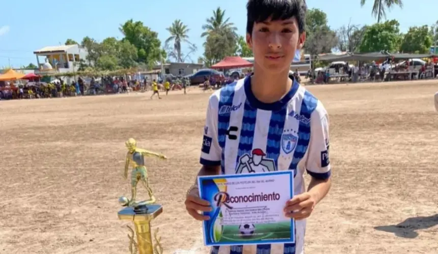 Una de las grandes pasiones del joven de 13 años es meter goles y poner muy el altonombre de equipo y su mismo nombre. Fotos: Lino Ceballos