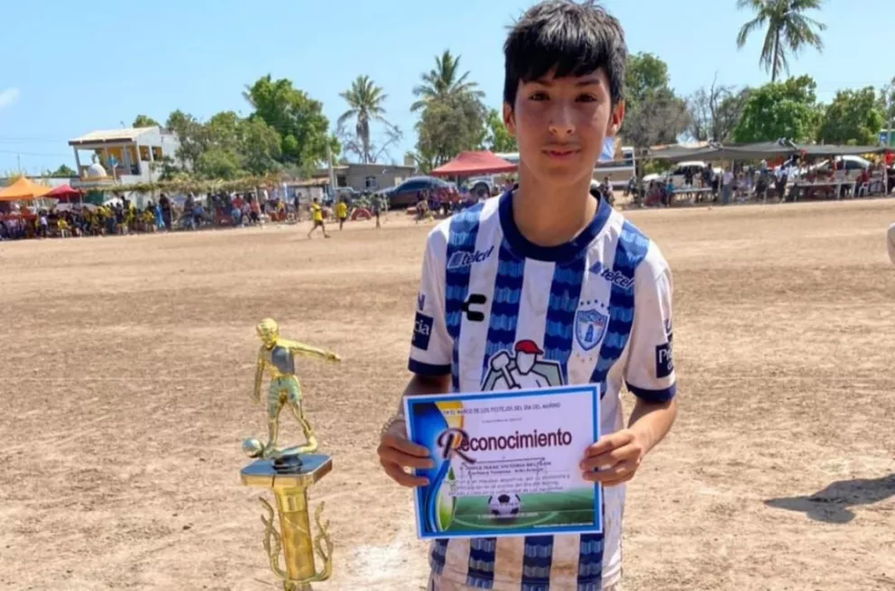 Una de las grandes pasiones del joven de 13 años es meter goles y poner muy el altonombre de equipo y su mismo nombre. Fotos: Lino Ceballos