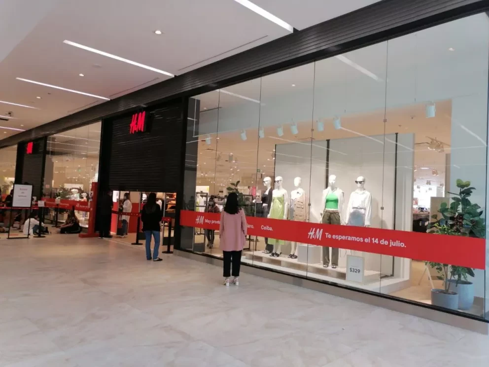 Inauguran tienda H&M en Culiacán, Sinaloa; más de mil personas haciendo fila.