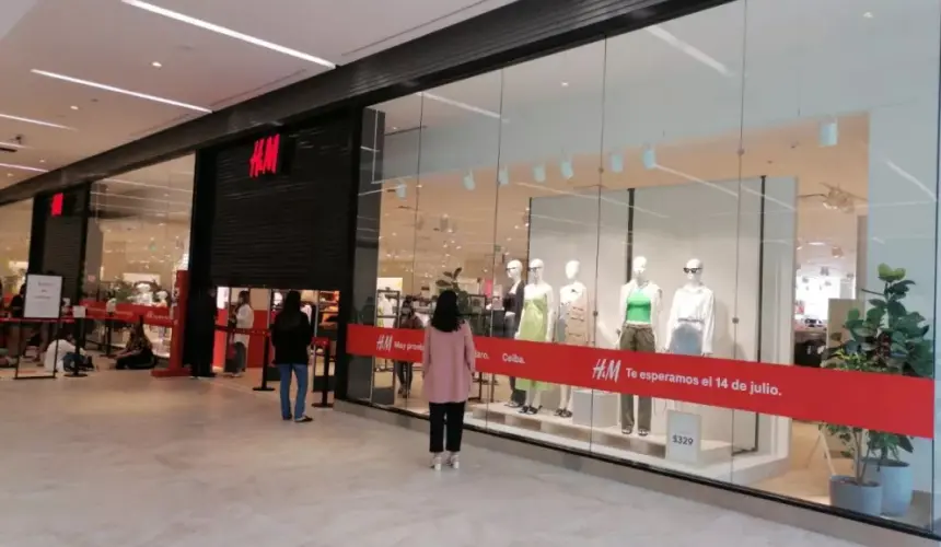 Inauguran tienda H&M en Culiacán, Sinaloa; más de mil personas haciendo fila.