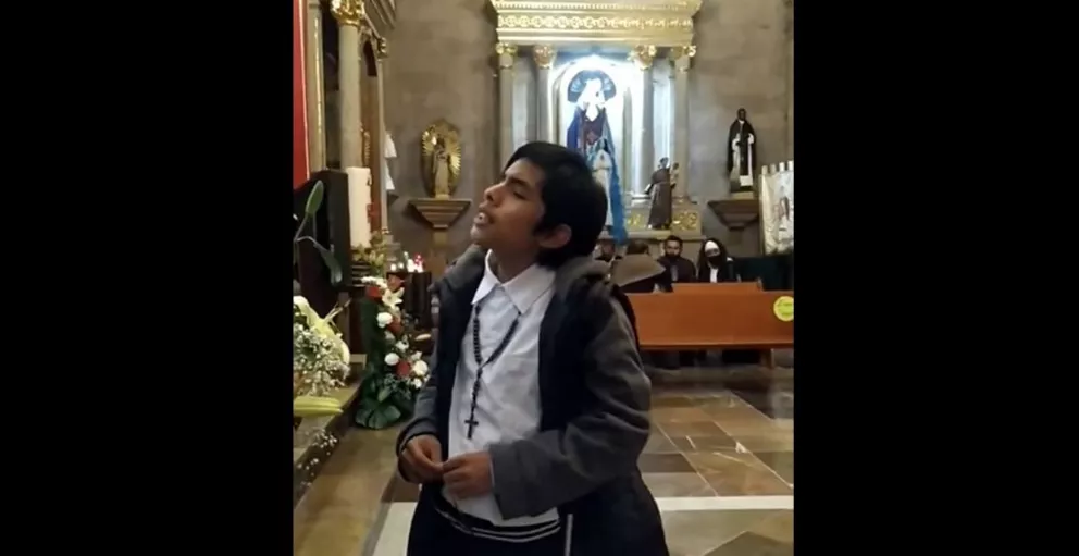 Joel, el niño invidente que canta con el corazón.