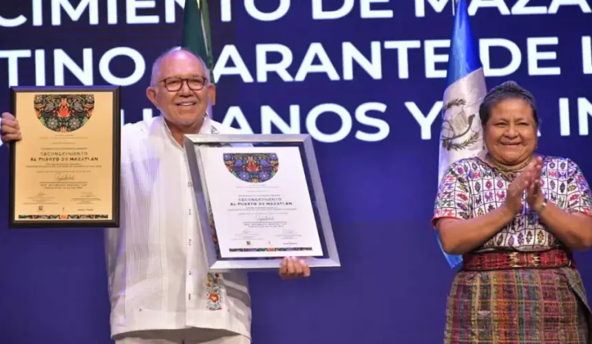 La activista y premio Nobel de la Paz 1992, la Doctora Rigoberta Menchú Tum entregó el distintivo.