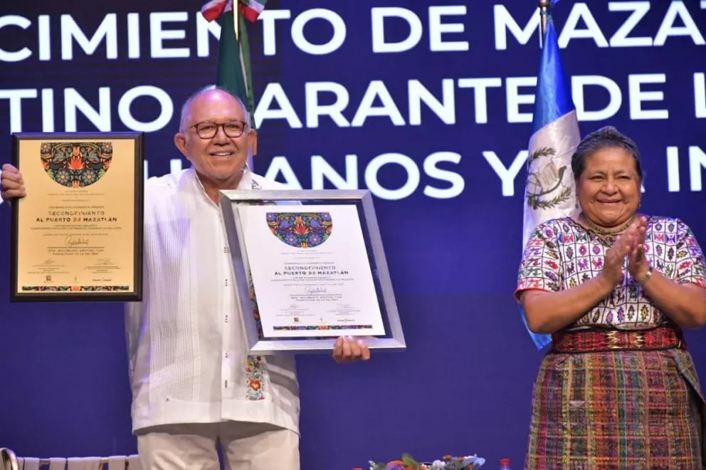 La activista y premio Nobel de la Paz 1992, la Doctora Rigoberta Menchú Tum entregó el distintivo.