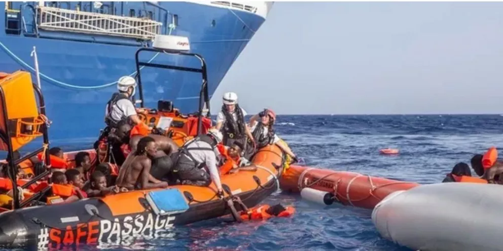 El dramático video de como Médicos sin Fronteras logran rescatar a un bebé que flotaba en el mar 