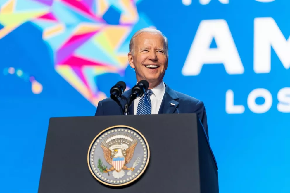 Joe Biden da positivo a Covid-19; presenta síntomas leves.