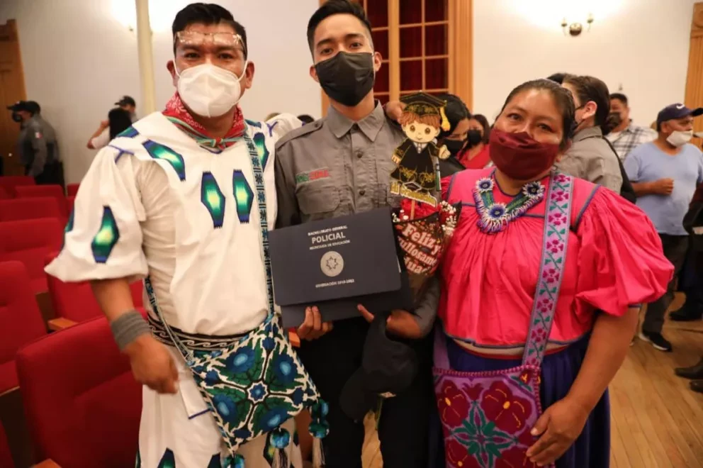 Conoce a Yuyuitla; el joven que gracias a sus tíos artesanos Wixaritari se graduó del Bachillerato Policial.