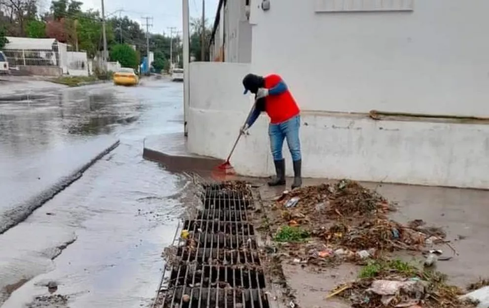 Ayuntamiento de Culiacán realiza limpieza de rejillas tras las lluvias de este fin de semana
