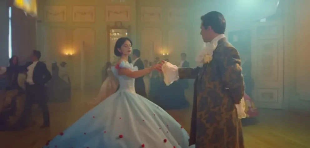 Comparan vestido de Ángela Aguilar con el de Cenicienta pero al estilo mexicano.