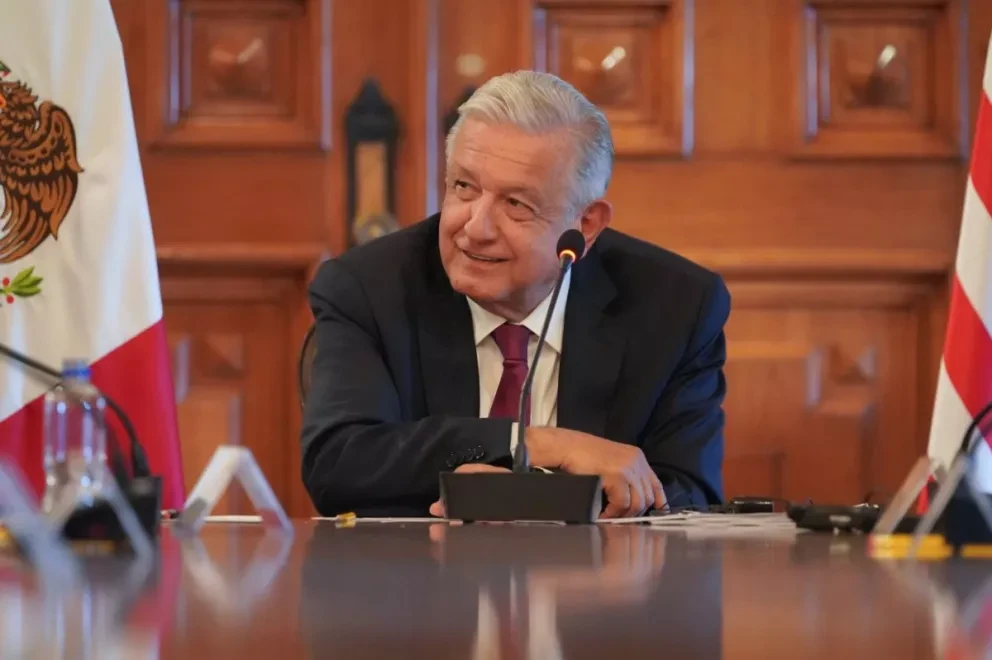 AMLO “destapa” a 42 posibles candidatos presidenciales para la oposición en 2024.