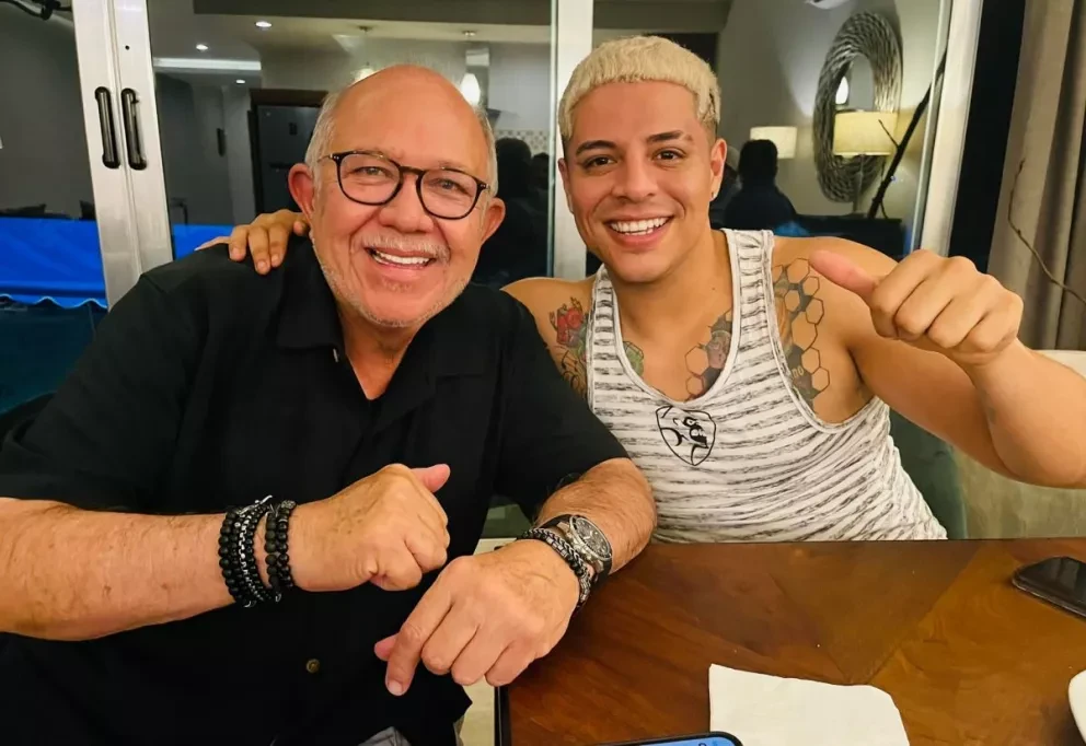 El Químico Benítez se avienta un palomazo con Eduin Caz.