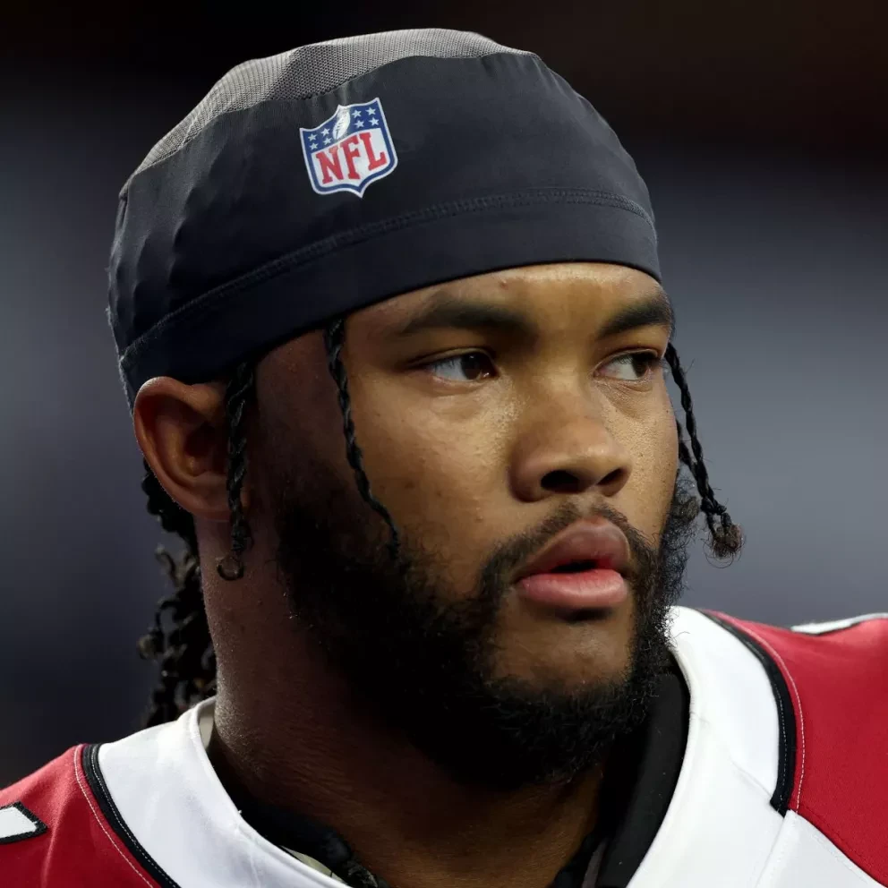 Kyler Murray firma contrato de 230 millones de dólares con una cláusula de estudio.