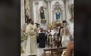 Un sacerdote mexicano sorprende cantando Mi Razón de Ser en plena misa 