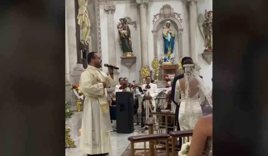 Un sacerdote mexicano sorprende cantando Mi Razón de Ser en plena misa.