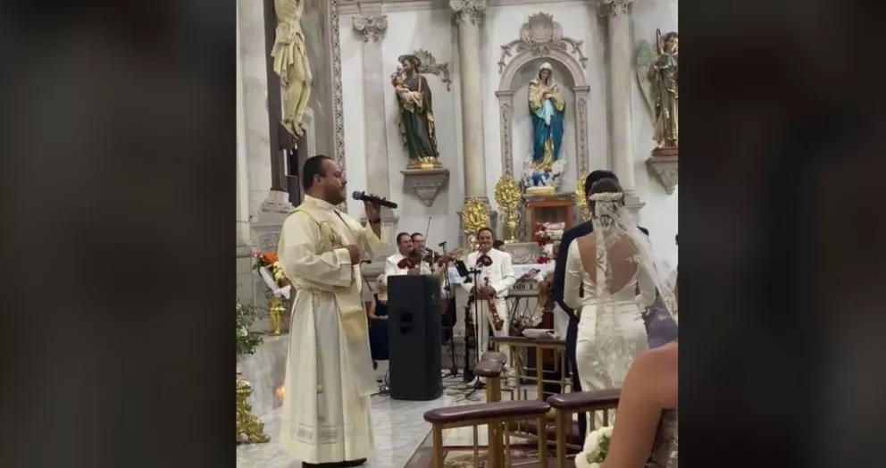Un sacerdote mexicano sorprende cantando Mi Razón de Ser en plena misa.