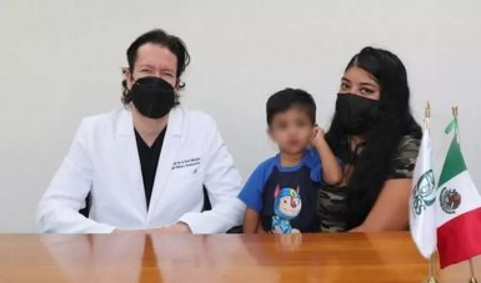 Reimplantan cirujanos del IMSS Nuevo León dedo pulgar a niño de 1 año.