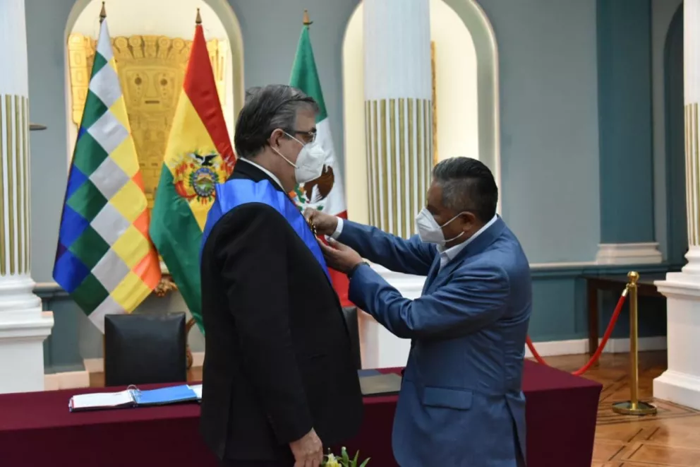 Gobierno de Bolivia condecora al canciller Marcelo Ebrard.