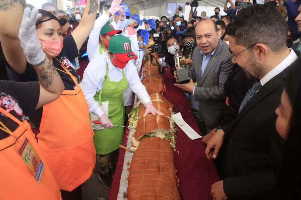 Rompen récord de la torta más grande del mundo en la CDMX con 74 metros de largo y 880 kilos