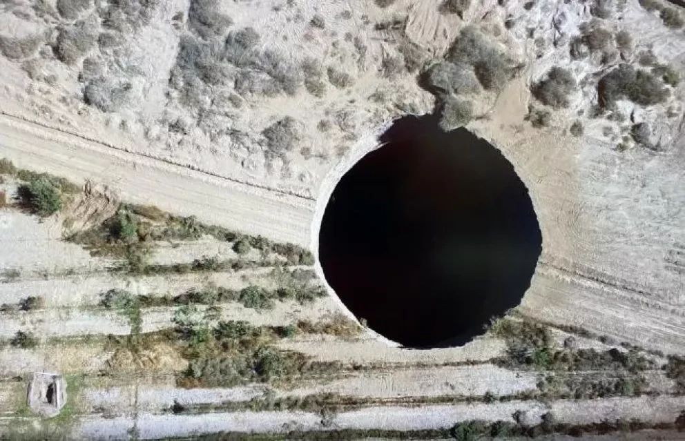 ¡Se abre la tierra! Aparece un socavón en Chile de más de 200 metros de profundidad