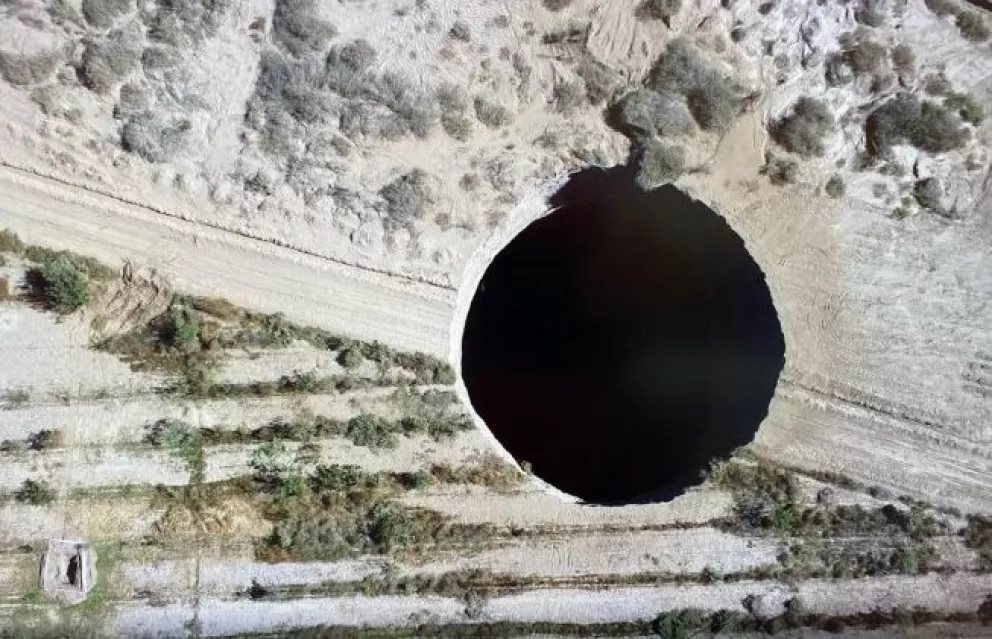 ¡Se abre la tierra! Aparece un socavón en Chile de más de 200 metros de profundidad