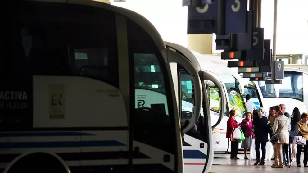 Los beneficiarios sólo deberán presentar ante los prestadores de servicios ferroviario y de autotransporte la credencial escolar correspondiente en vigor.