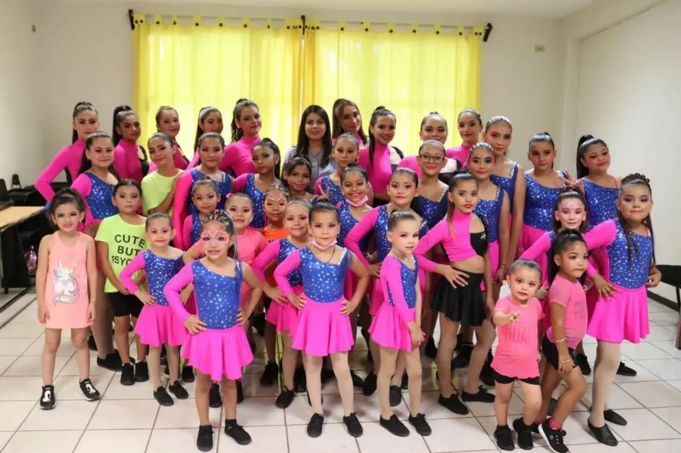 Niñas de Jazz, a cargo de la maestra, Berzabe del Rocío Quintero, junto a la presidenta del DIF Culiacán, Irma Nydia Gasca Aldama.