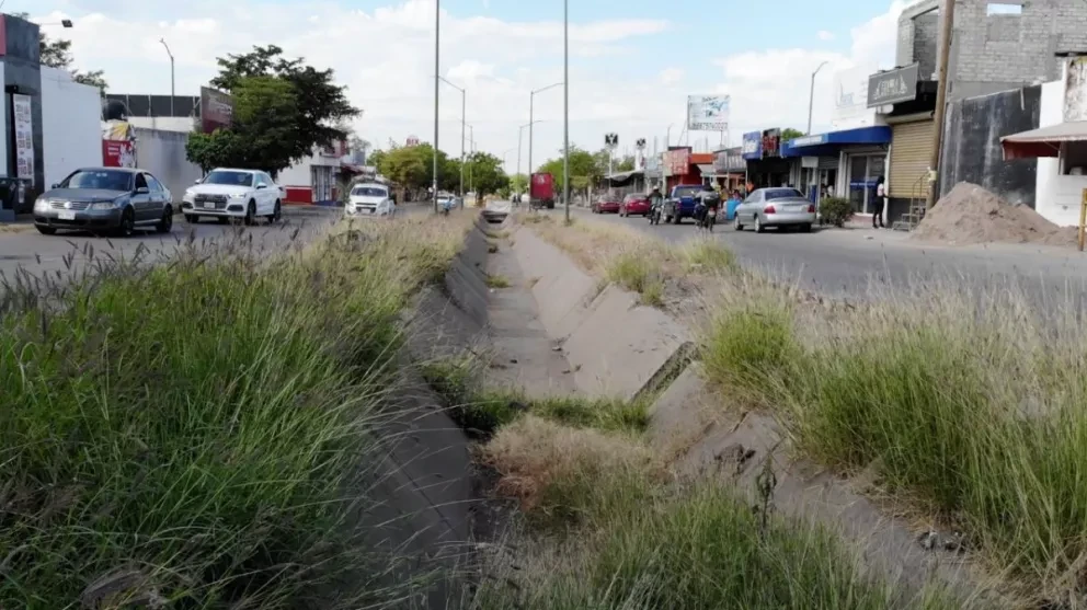 En Alturas limpian el canal para evitar inundaciones