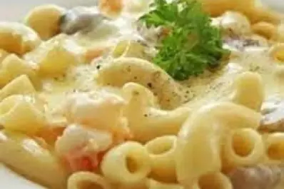 Macarrones con pollo y queso para consentir a los pequeños en sus vacaciones