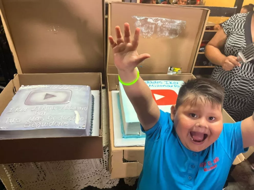 Iker, el niño millonario, obtiene su primera placa de YouTube y lo celebra a lo grande.