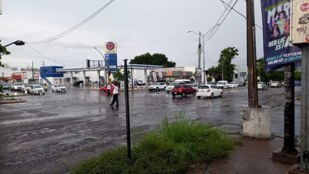 Debido a las fuertes lluvias que se han registrado en Culiacán, Sinaloa, la Secretaría de Seguridad municipal, cerró vialidades para evitar situaciones de riesgo.