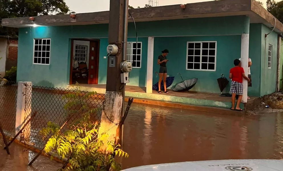 10 familias fueron evacuadas en el Limón de los Ramos, debido a que se desbordó un arroyo.