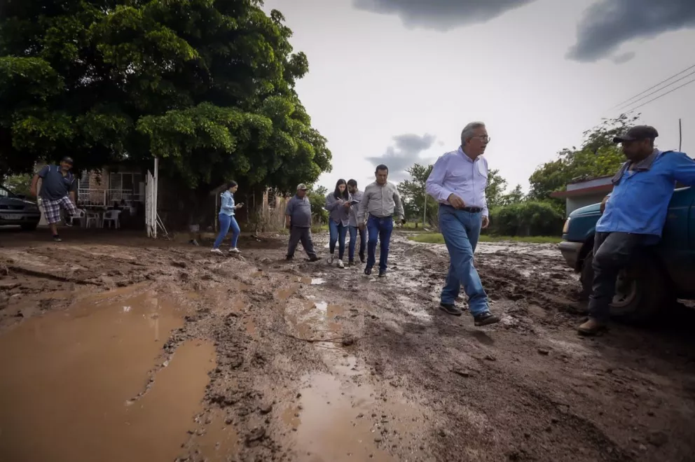 Ruben Rocha se va a Mocorito y recorre comunidades que fueron afectadas por lluvias.