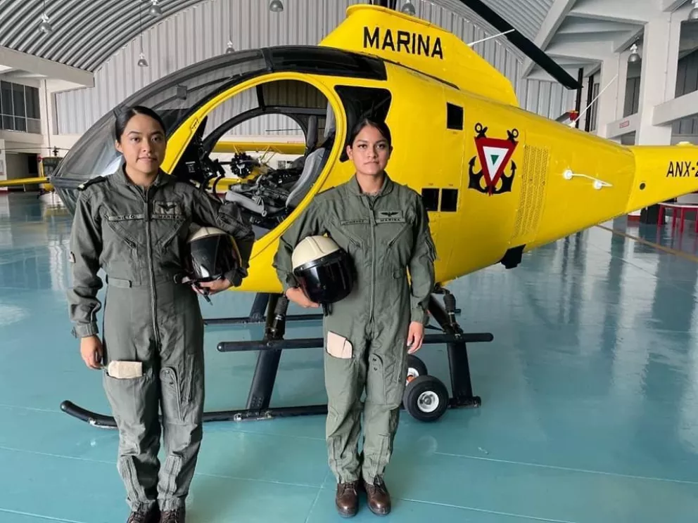 Isabel y Citlalli las primeras mujeres pilotos en graduarse de la Ala Móvil de la Armada de México.