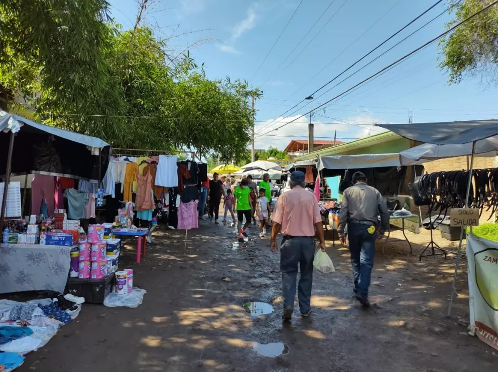 Decenas de comerciantes se instalan cada domingo a ofrecer artículos abajo costos, como fruta, verdura y productos de la canasta básica . Fotos: Juan Madrigal